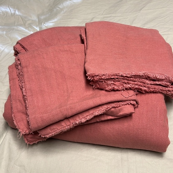 Casaluna King Rose linen duvet set with 3 matching pillow shams - Picture 2 of 3